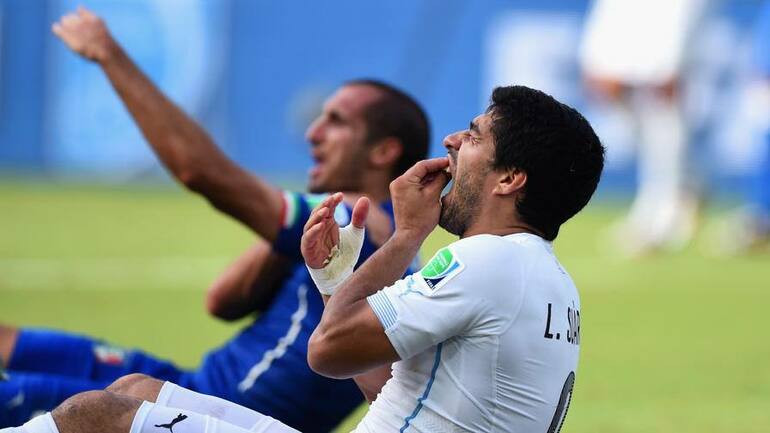 Luis Suarez morso Chiellini