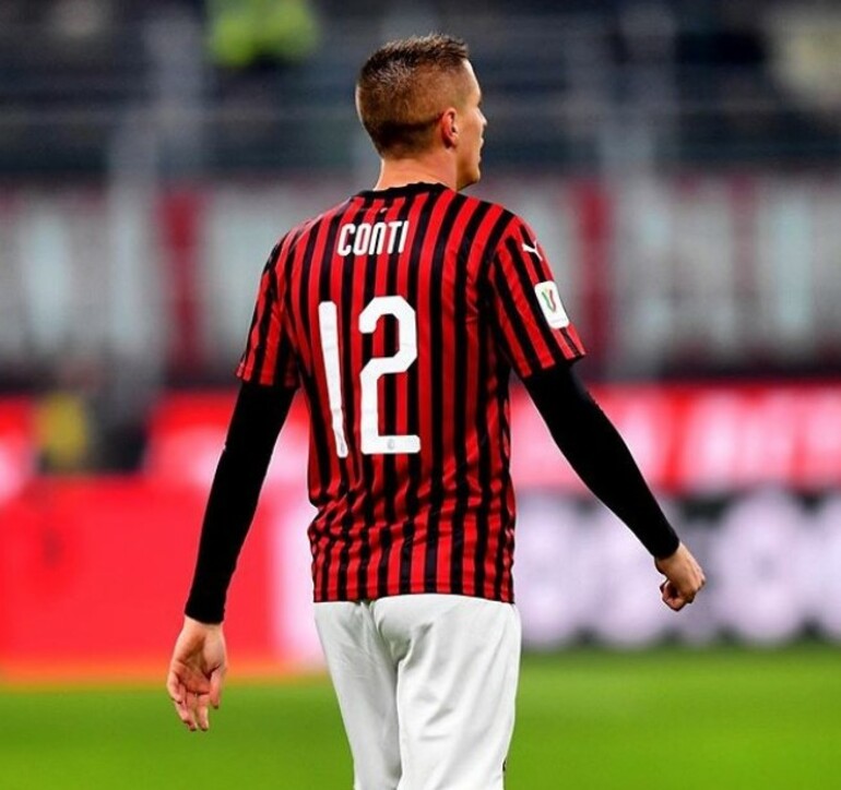Andrea Conti e la sua numero 12 rossonera