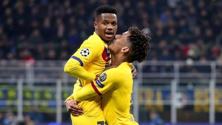 Ansu Fati viene abbracciato da Todibo dopo la rete di San Siro