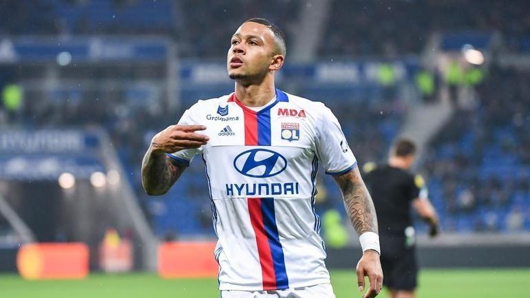 Memphis Depay esulta con la maglia del Lione