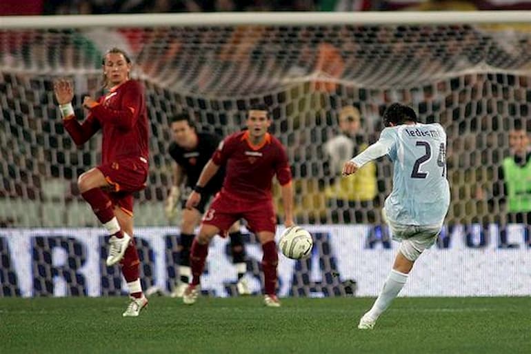 Il tiro di Ledesma nel derby contro la Roma
