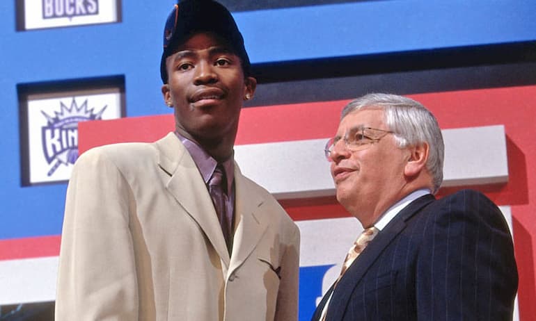 Crawford stringe la mano a David Stern nella notte del Draft 2000