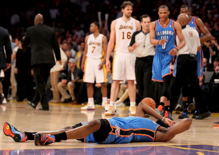 James Harden dolorante a terra dopo la gomitata di Metta World Peace