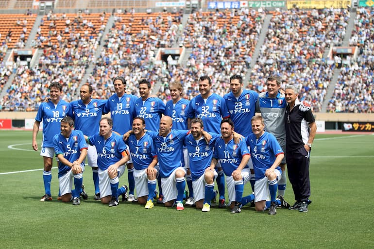 Schillaci (in basso a destra) e le Glorie Azzurre in un'amichevole contro la selezione della J-League