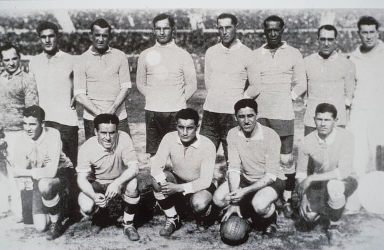 Andrade (il terzo in alto a destra) e l'Uruguay nei Mondiali 1930 (Foto OneFootball: Hulton Picture Library/ALLSPORT)