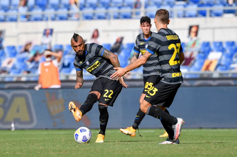 Lazio-Inter Arturo Vidal smista il pallone verso Nicolò Barella (Foto: Fabrizio Corradetti/LaPresse)