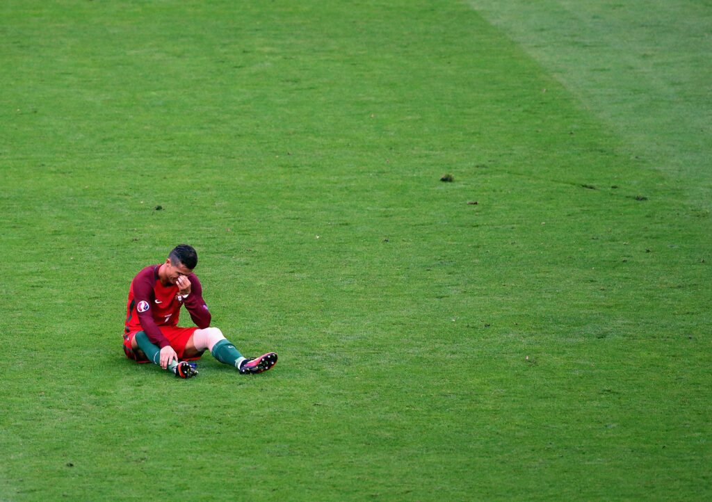 Cristiano Ronaldo dolorante a terra (Foto: Alex Livesey/Getty Images - OneFootball)