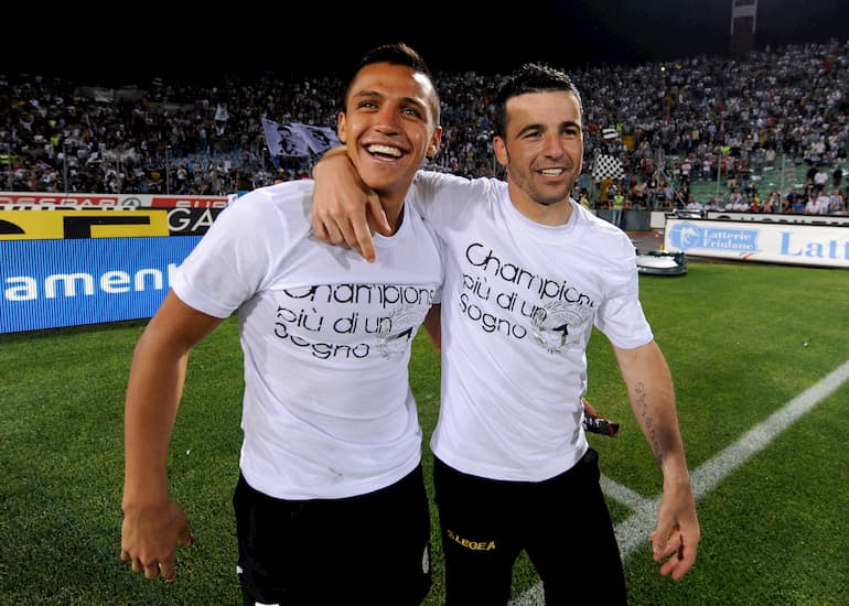 Di Natale e Alexis Sanchez festeggiano la qualificazione alla Champions League (Foto: Alberto Lingria/AFP via Getty Images - OneFootball)