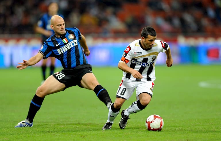 Di Natale in dribbling su Esteban Cambiasso (Foto: Claudio Villa/Getty Images - OneFootball)