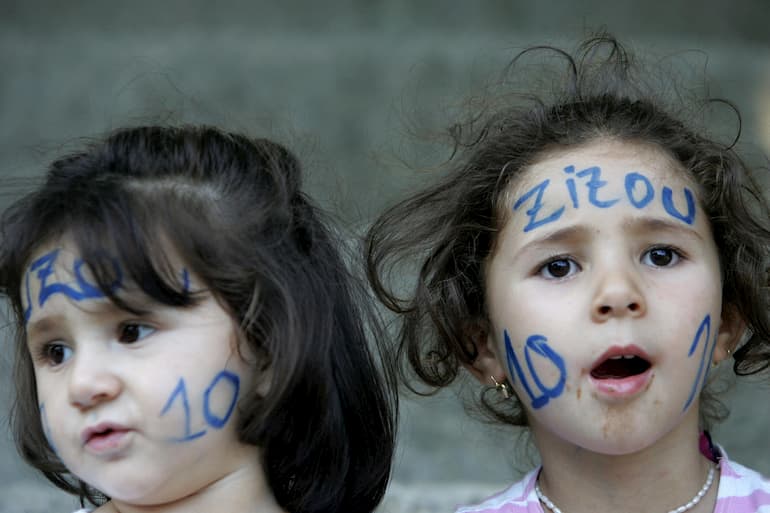 Francia-Algeria Due bimbe algerine di Agoemoune supportano Zidane prima dei Mondiali 2006 (Foto: Fayez Nureldine/AFP via Getty Images)