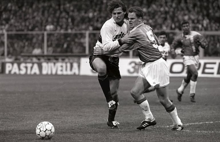 Frank de Boer e Tomáš Skuhravý in un contrasto di gioco in Genoa-Ajax (Foto: Imago - OneFootball)