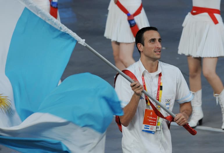 Ginobili in versione portabandiera a Pechino 2008 (Foto: William West/AFP via Getty Images - OneFootball)