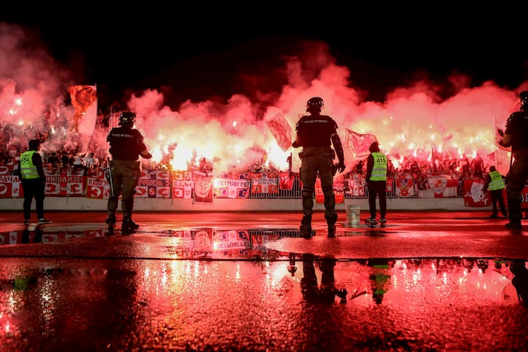 I tifosi della Stella Rossa al Marakana (Foto: Oliver Bunic/AFP via Getty Images - OneFootball)
