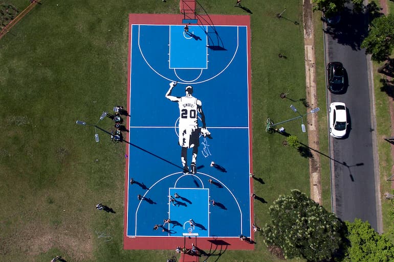 Il campetto dedicato a Manu Ginobili a Buenso Aires (Foto: Sebastian Rodeiro/Getty Images - OneFootball)