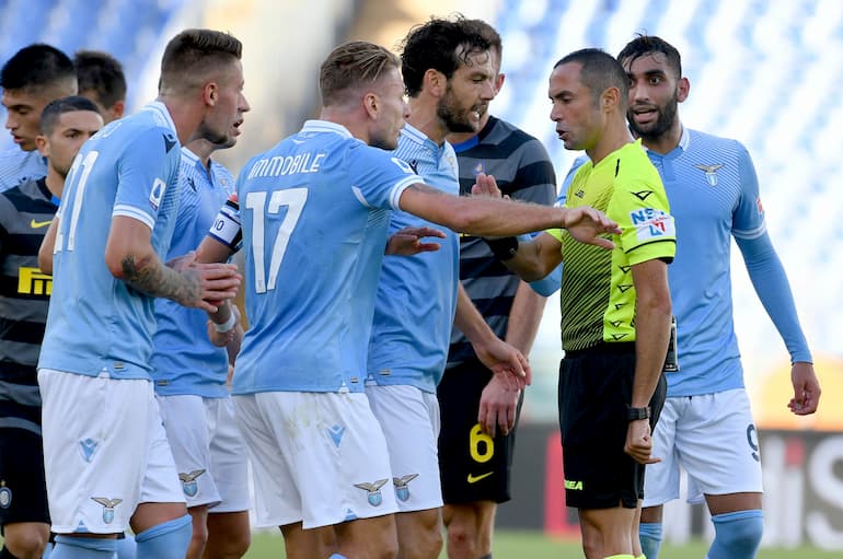 Lazio-Inter Immobile chiede spiegazioni dopo il cartellino rosso (Foto: Marco Rosi - SS Lazio/Getty Images)