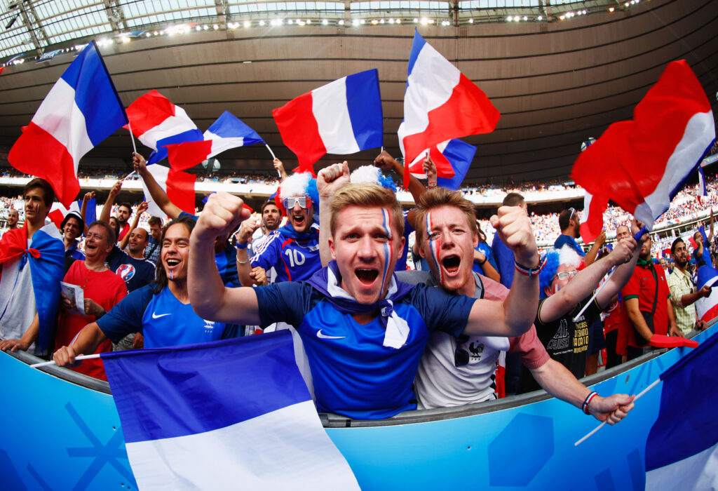 L'eccitazione francese prima del fischio d'inizio (Foto: Clive Rose/Getty Images - OneFootball)