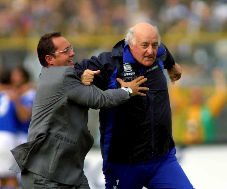 L'iconica corsa di Carletto Mazzone (Foto: Grazia Neri/ALLSPORT via Getty Images - OneFootball)