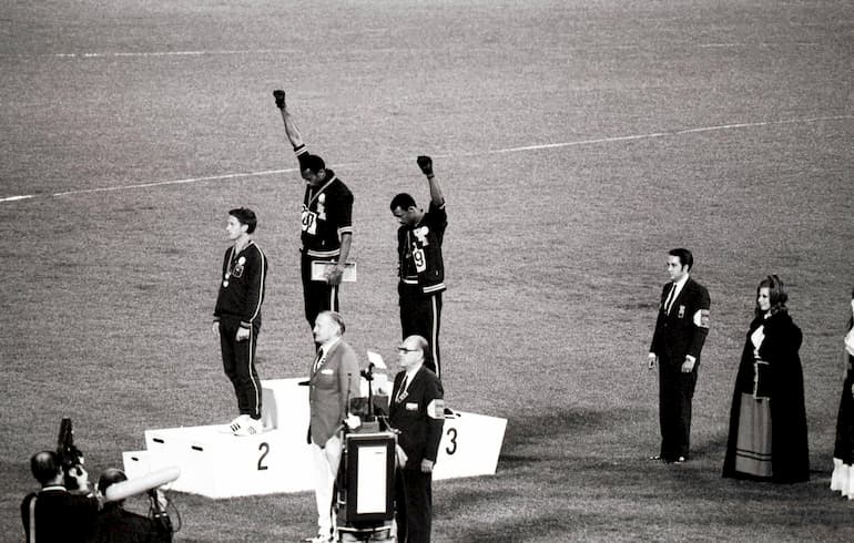 L'iconico pugno alzato sul podio di Messico '68 (Foto: Imago - OneFootball)