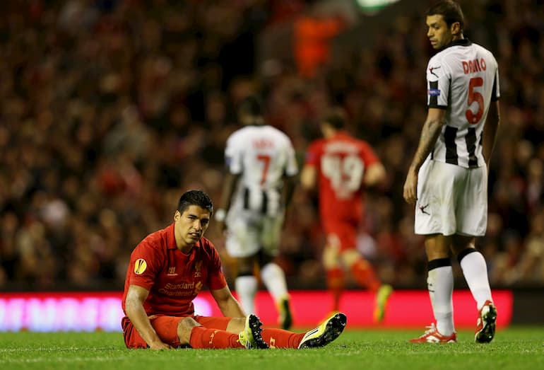 Luis Suarez sconsolato nei minuti finali di Liverpool Udinese 2-3 (Foto: Clive Brunskill/Getty Images - OneFootball)