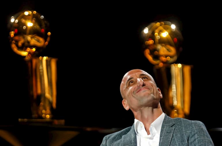 Manu Ginobili durante la cerimonia di ritiro della sua numero 20 (Foto: Ronald Cortes/Getty Images - OneFootball)