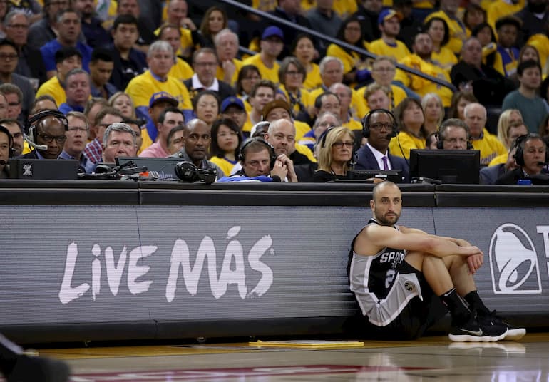 Manu Ginobili in attesa dell'ingresso in campo contro i Golden State Warrios (Foto: Ezra Shaw/Getty Images - OneFootball)