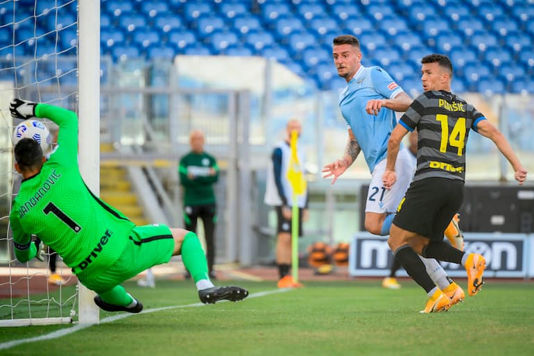 Lazio-Inter Milinkovic-Savic svetta su Perisic per il gol dell'1-1 (Foto: Filippo Monteforte/AFP via Getty Images)