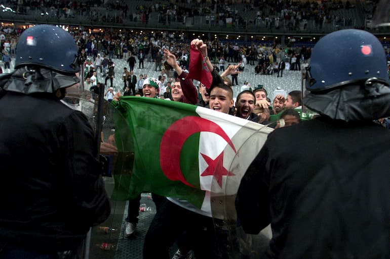 Francia-Algeria Momenti di tensione tra i tifosi algerini e le forze di polizia francesi (Foto: Olivier Morin AFP via Getty Images)