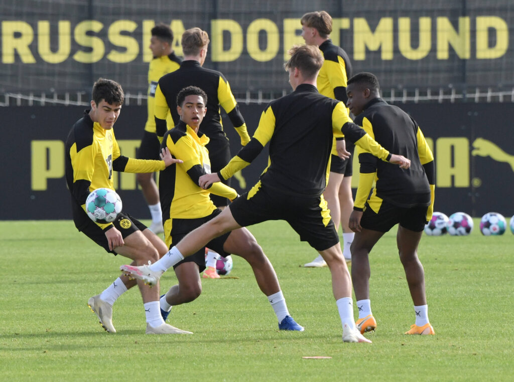 Reyna, Bellingham e Moukoko in allenamento (Foto: TEAM2sportphoto/Imago - OneFootball)