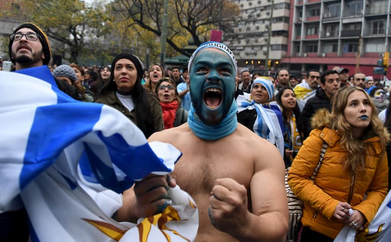 Un tifoso della Celeste a Montevideo durante i Mondiali 2018 (Foto OneFootball: Pablo Porciuncula/AFP via Getty Images)
