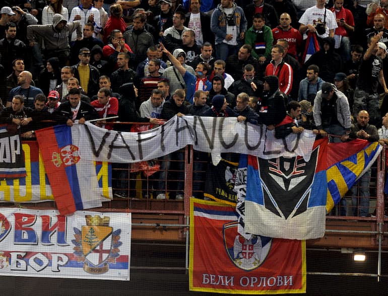 Uno dei tanti striscioni ingiuriosi esposti nel settore ospiti (Foto: Claudio Villa/Getty Images - OneFootball)