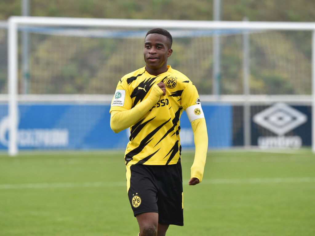 Youssoufa Moukoko dopo la tripletta allo Schalke 04 (Foto: TEAM2sportphotoImago - OneFootball)