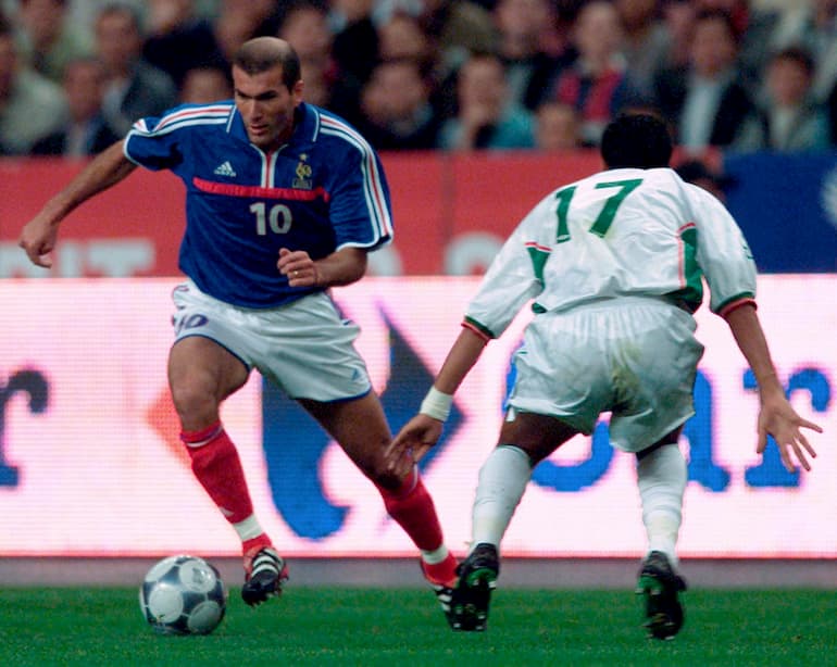 Francia-Algeria Zizou intento a dribblare Slimane Raho (Foto: Olivier Morin/AFP via Getty Images)