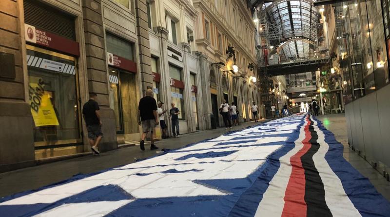 Genova - Galleria Mazzini tinta di blucerchiato