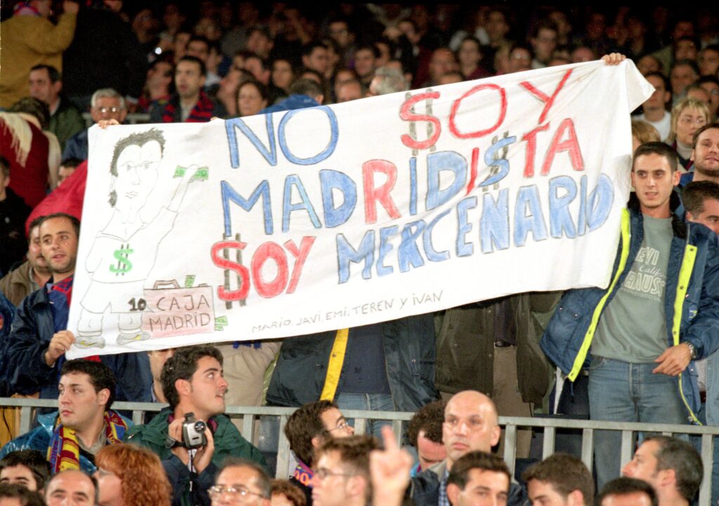 Striscione contro Figo