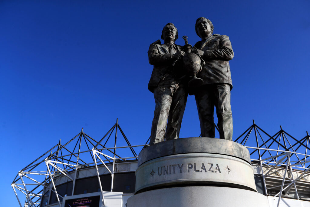 La statua di Clough e Taylor a Derby
