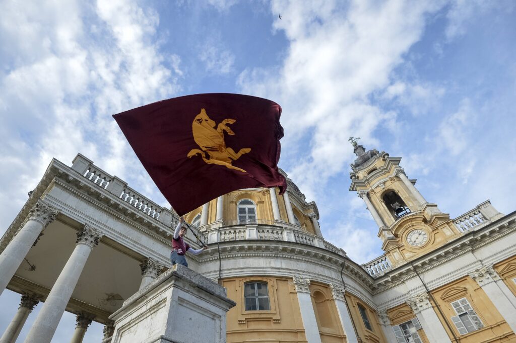 Una bandiera del Torino a Superga