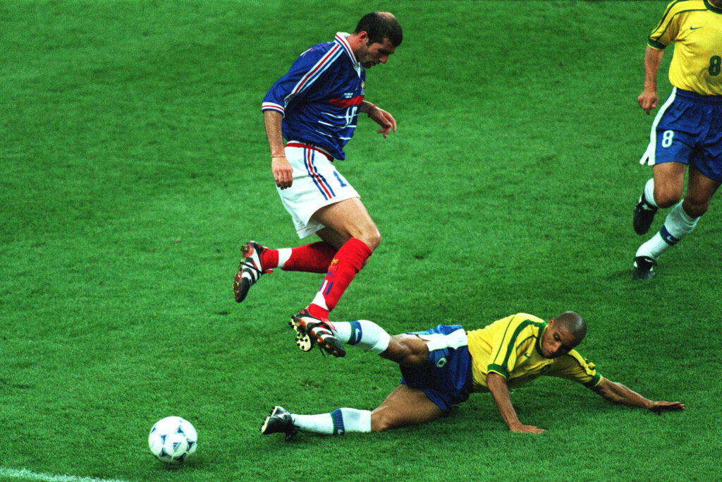 Roberto Carlos anticipa Zinédine Zidane