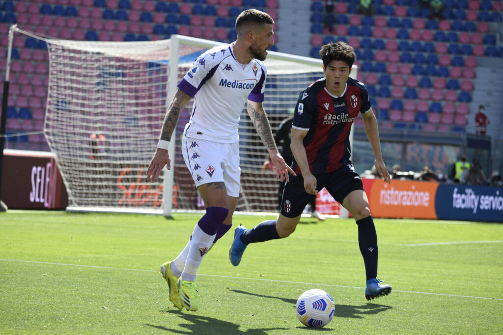 Tomiyasu affronta Biraghi nel 3-3 contro la Fiorentina