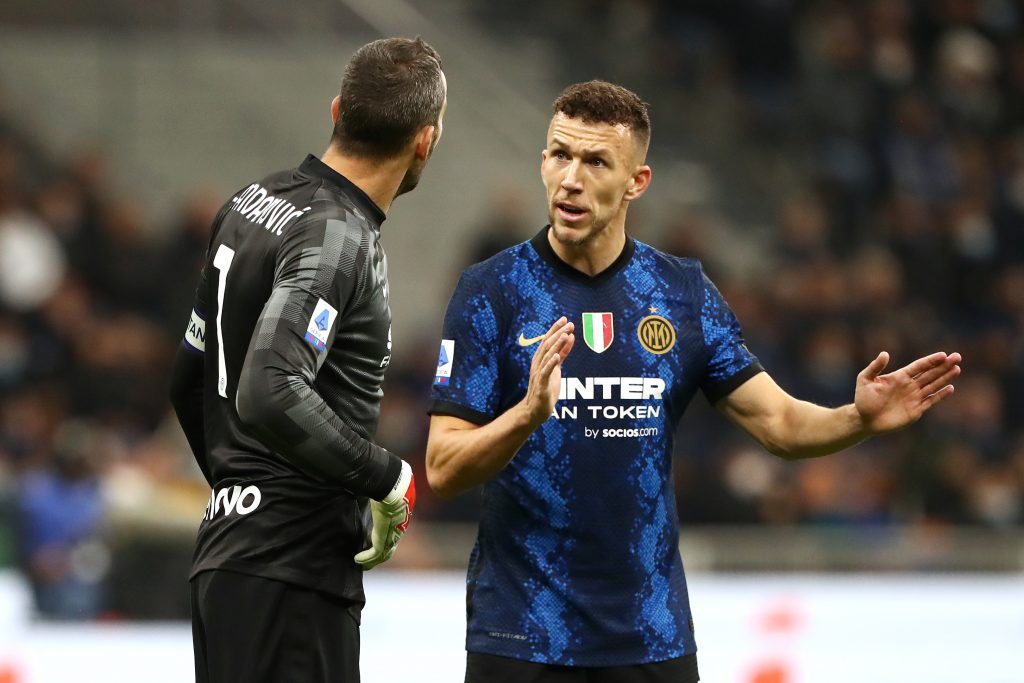 Perisic discute con Handanovic durante Inter-Juventus