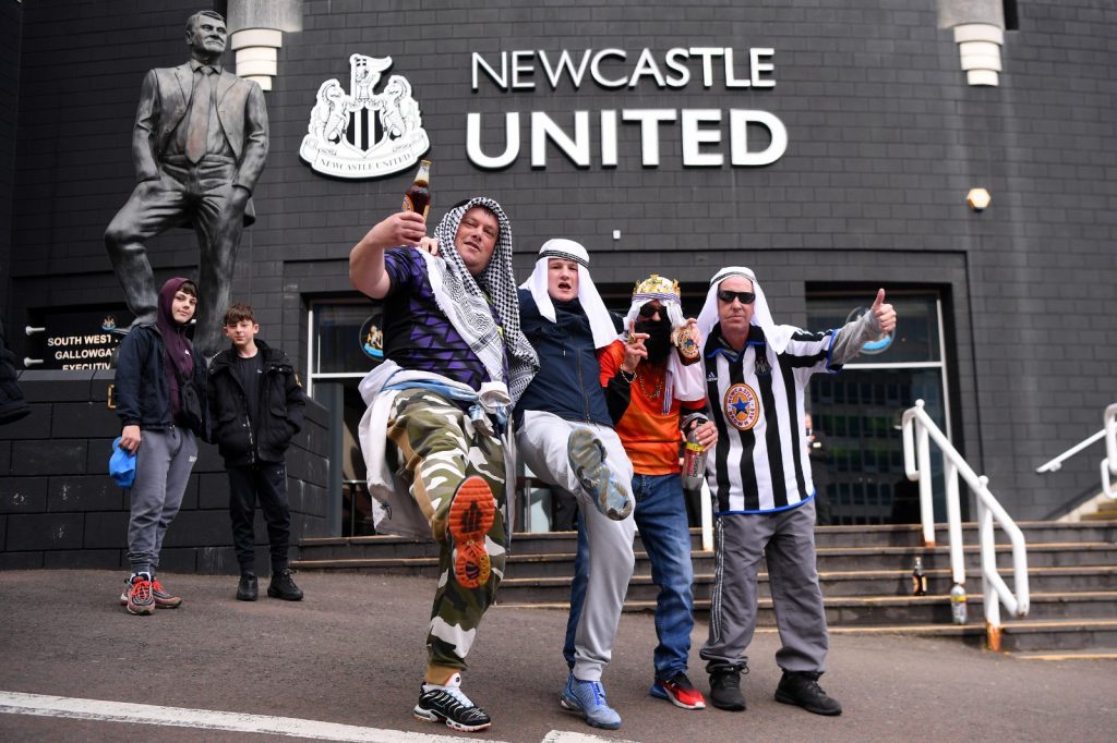 Tifosi del Newcastle vestiti da sceicchi per festeggiare il cambio di proprietà
