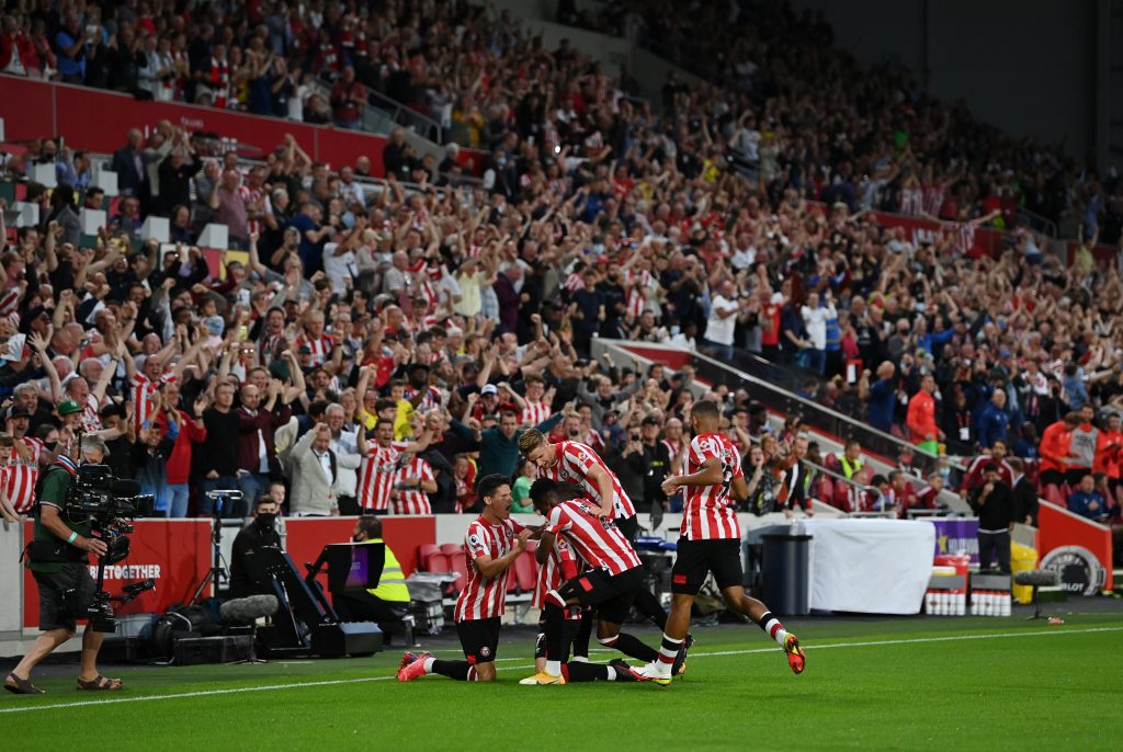 Il Brentford festeggia il vantaggio contro l'Arsenal