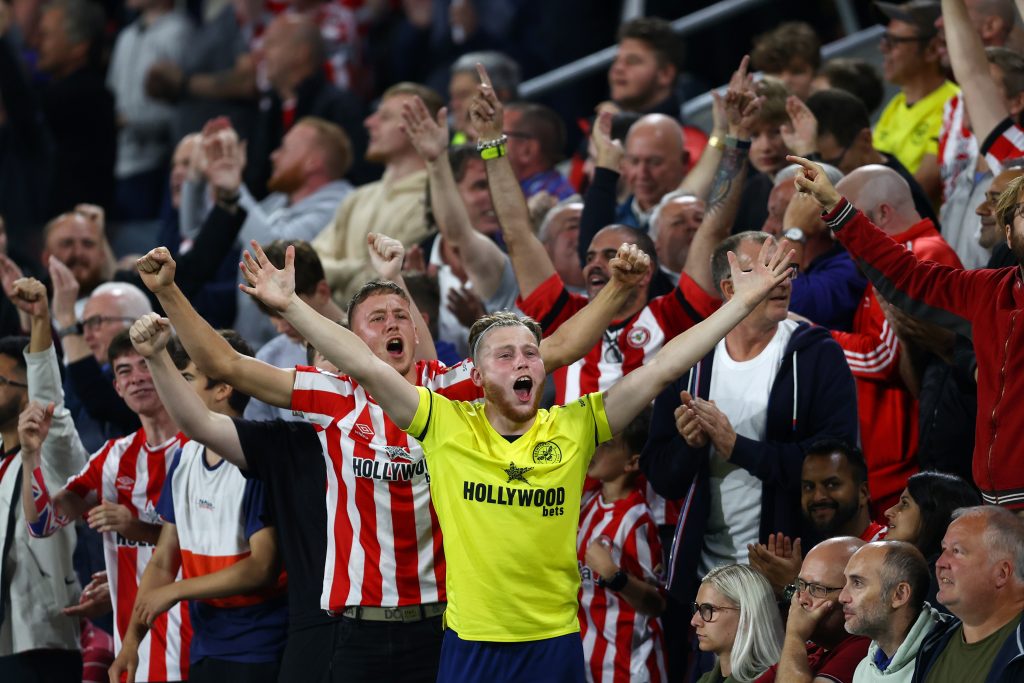 I tifosi del Brentford cantano durante la sfida al Liverpool