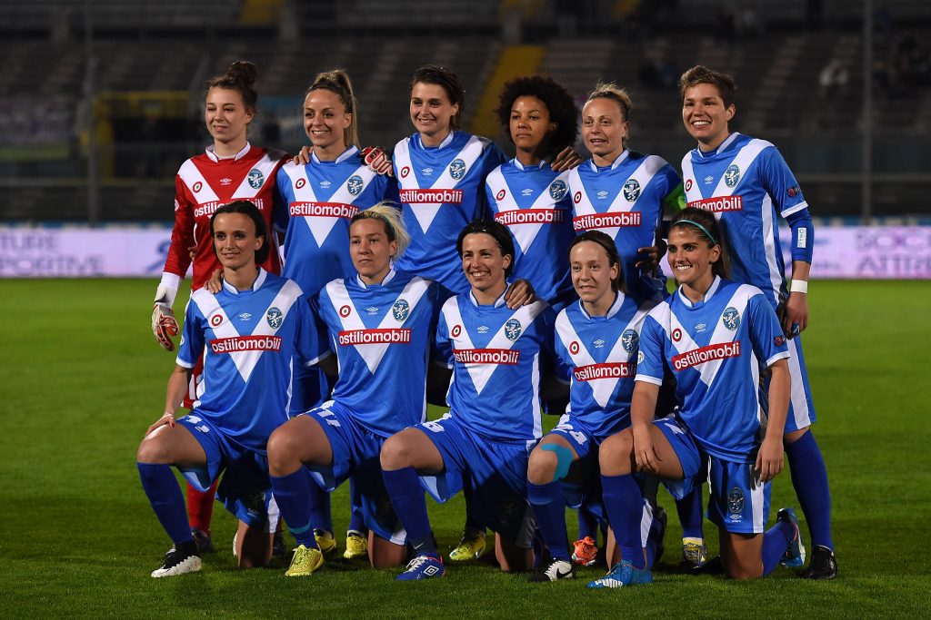 30 Marzo 2016: il Brescia di Milena Bertolini prima della partita dei quarti in Women's Champions League contro il Wolsburg. Due anni dopo avverrà la cessione del titolo in favore dell'AC Milan