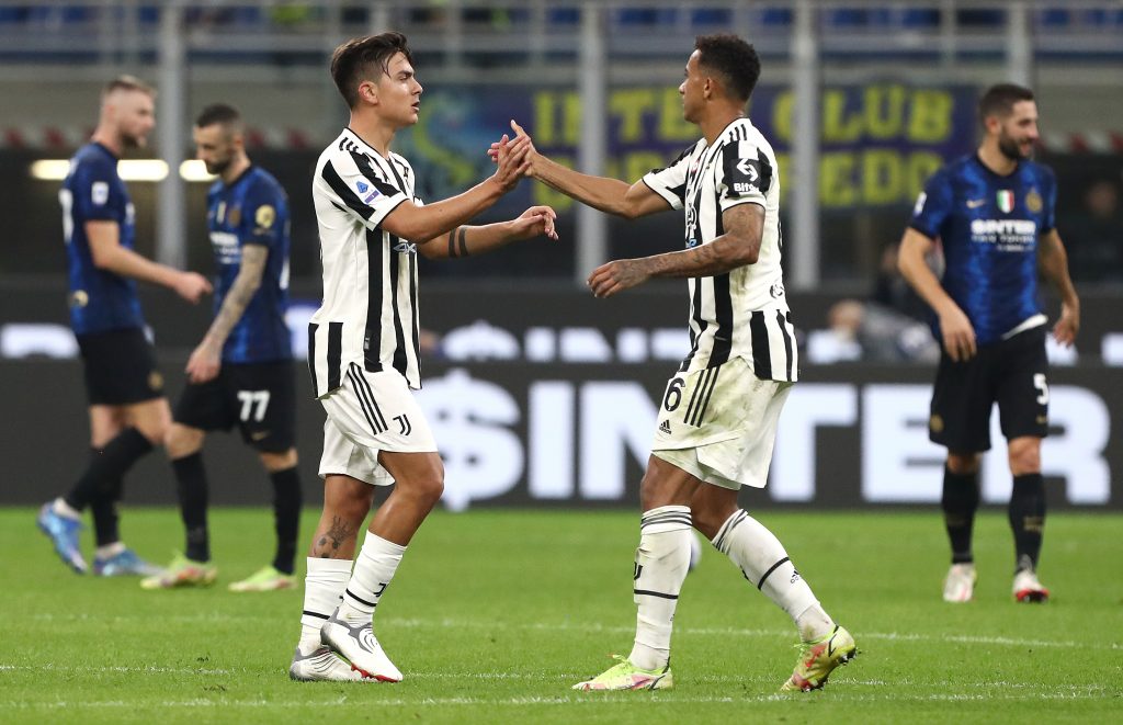 Dybala e Alex Sandro festeggiano il gol dell'1-1 in Inter-Juventus