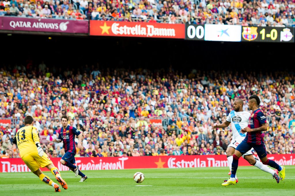 Lionel Messi riceve un assist da Neymar