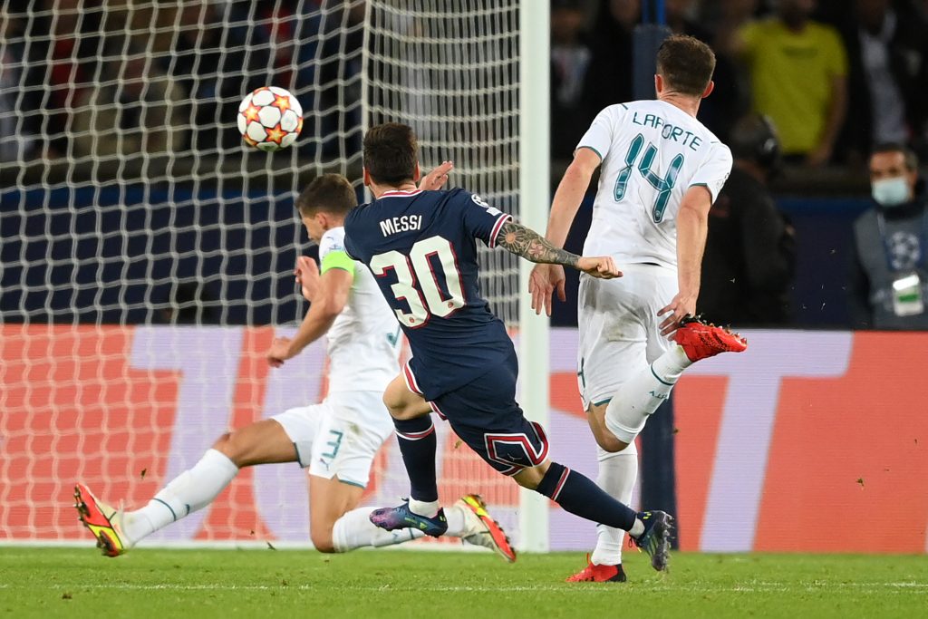 Lionel Messi osserva il pallone entrare in rete dopo lo scambio con Mbappé