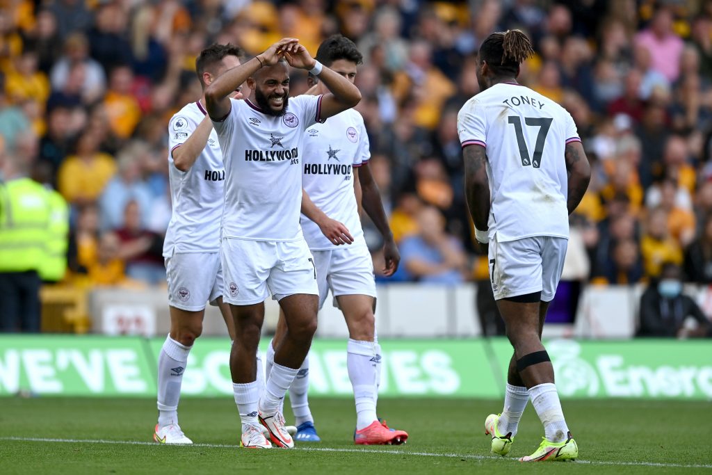 Toney e Mbeumo festeggiano insieme con la maglia del Brentford