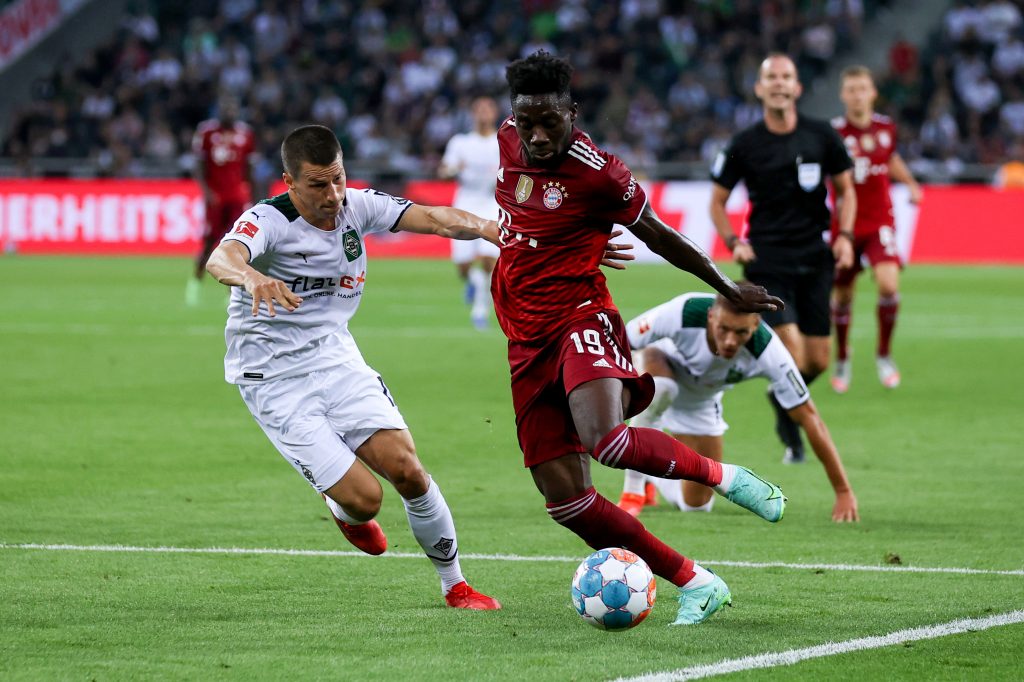 Davies in dribbling durante un match di Bundes