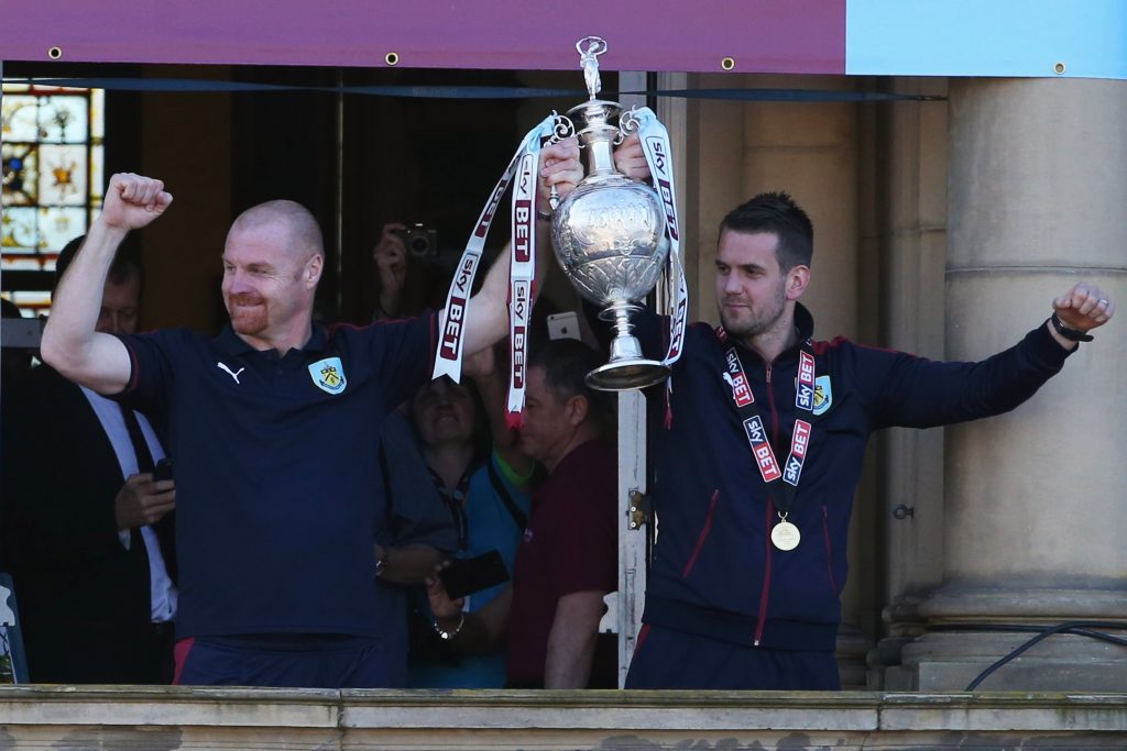 Sean Dyche con il trofeo della Championship