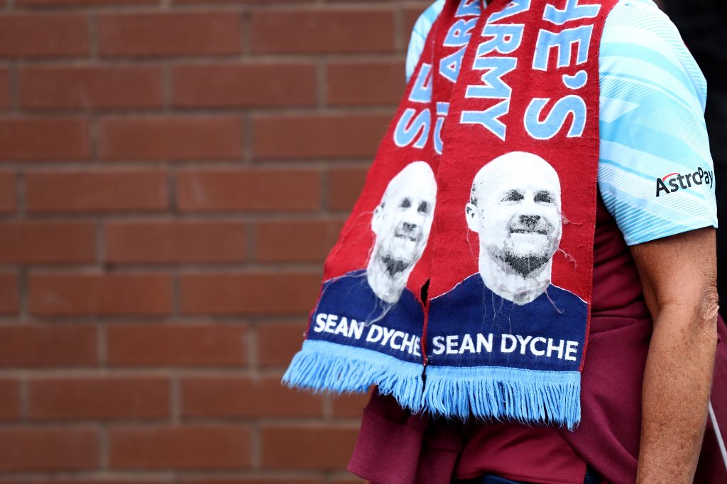 Una sciarpa del Burnely raffigurante Sean Dyche